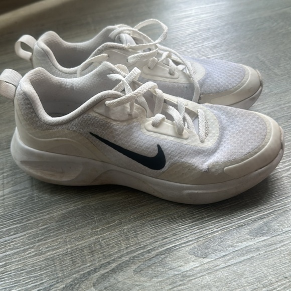 Nike Girls (size 4) tennis shoes - Picture 3 of 6